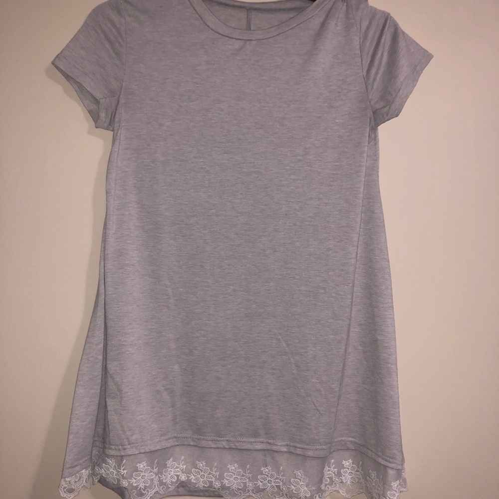 3/🔟 Gray blouse with white lace detail